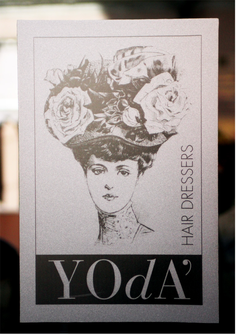 vetrofania all'entrata con logo 